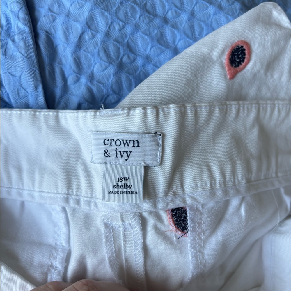crown & ivy Shelby Style White Embroidered fruit Scallop-Hem Shorts - Picture 5 of 6